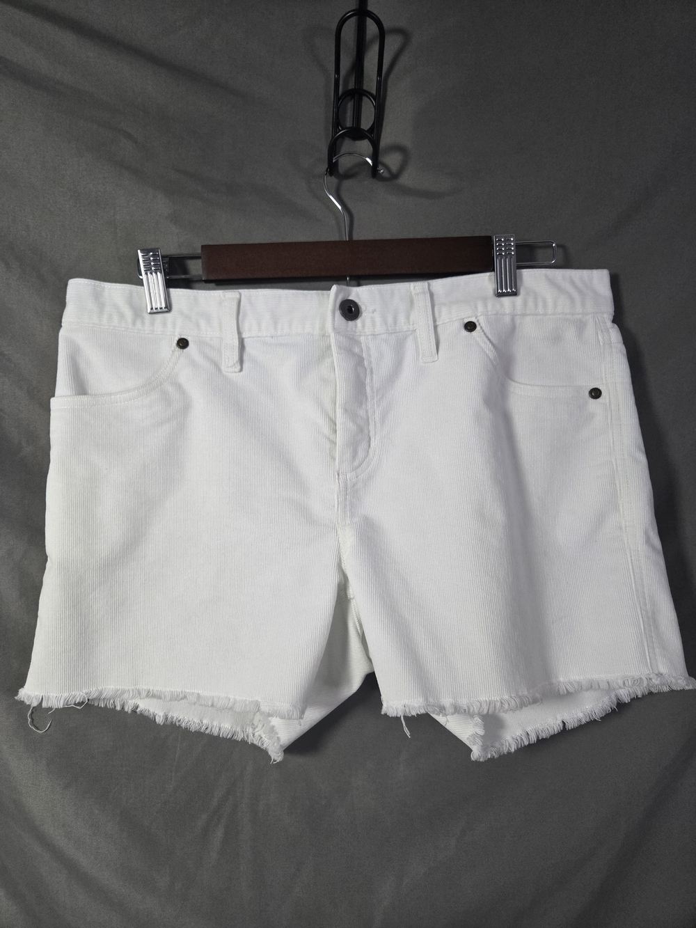 Carve Designs White Frayed‑Hem Denim Shorts – Size 10